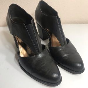 New York Transit Closed Toe Heels Size 8M